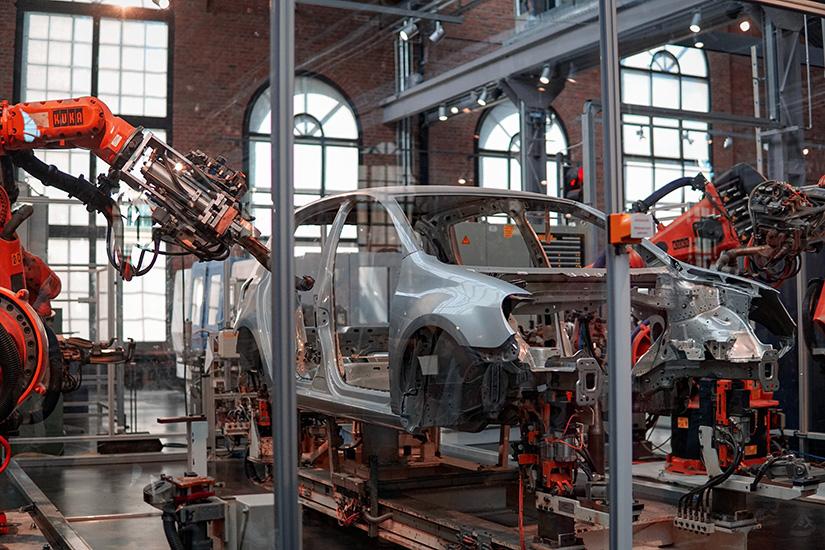 Een auto die gerepareerd wordt door machines.